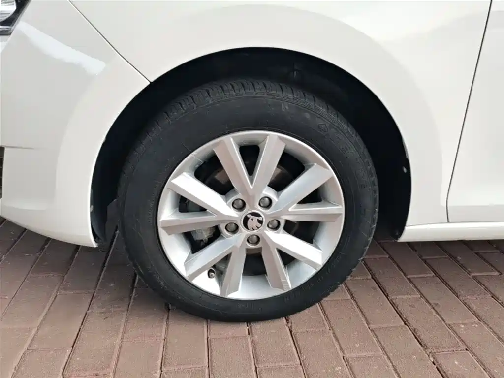 Škoda Rapid 2016 1.6L Manual Pioneer Edition фото 23