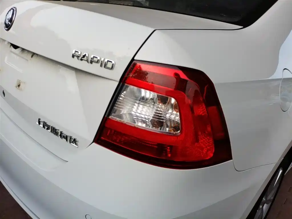 Škoda Rapid 2016 1.6L Manual Pioneer Edition фото 8