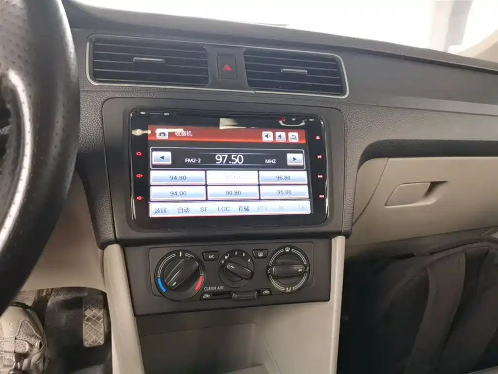 Škoda Rapid 2016 1.6L Manual Pioneer Edition фото 13