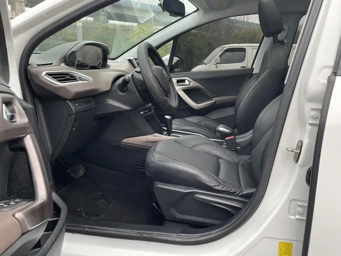 Peugeot 2008 2014 1.6L Automatic Fashion Edition фото 4