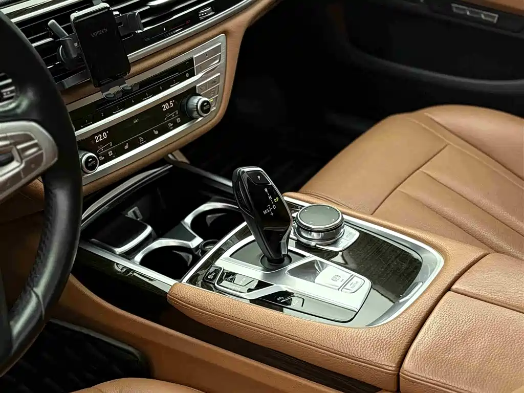 BMW 7 Series 2016 730Li Leading фото 19