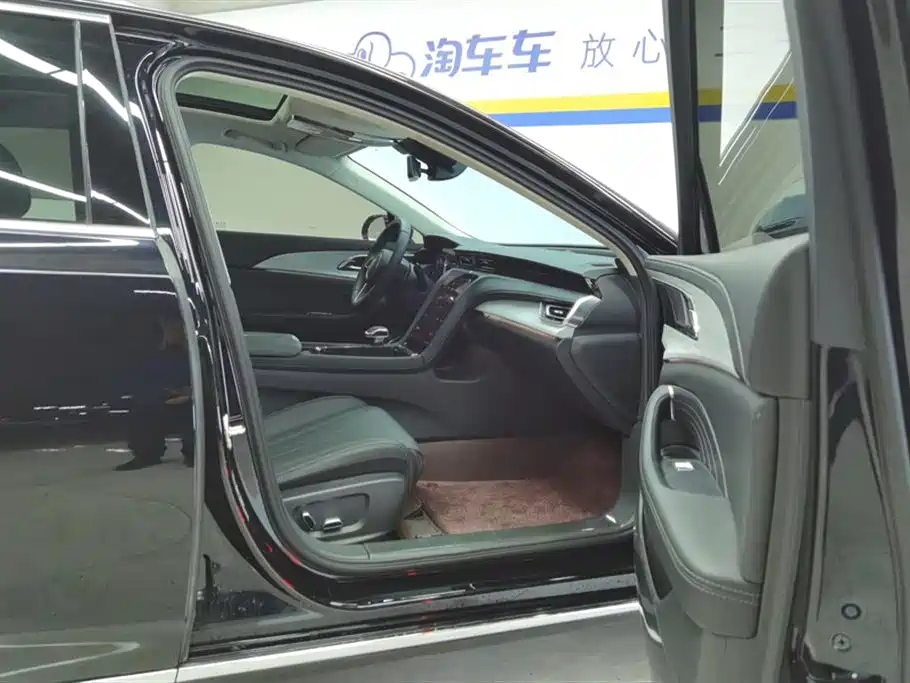 Hongqi H5 2025 2.0T Automatic Flag Celebration 500,000 Units Anniversary Edition фото 8