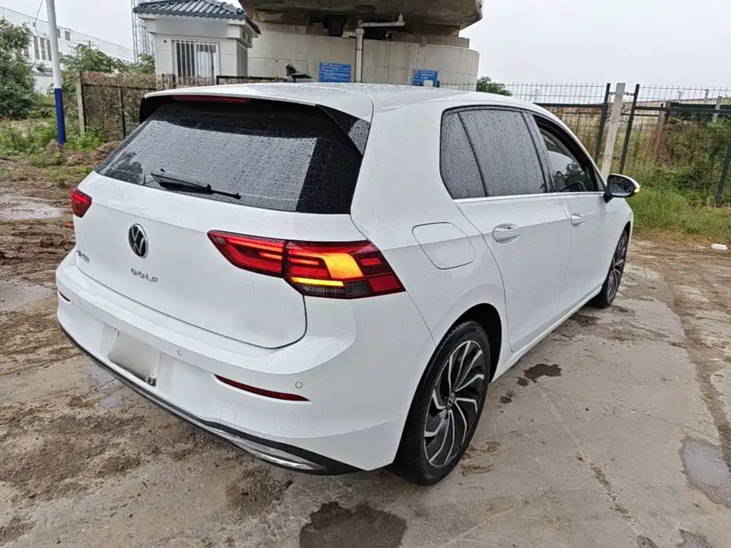 VOLKSWAGEN GOLF