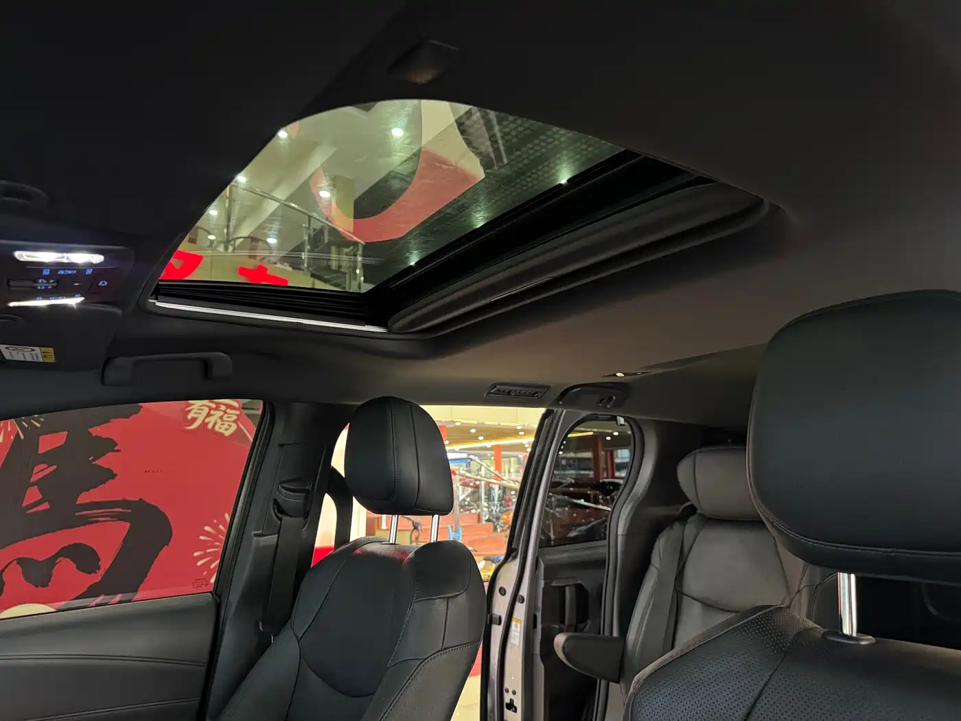 Toyota Sienna 2021 2.5L Hybrid Premium Edition фото 11