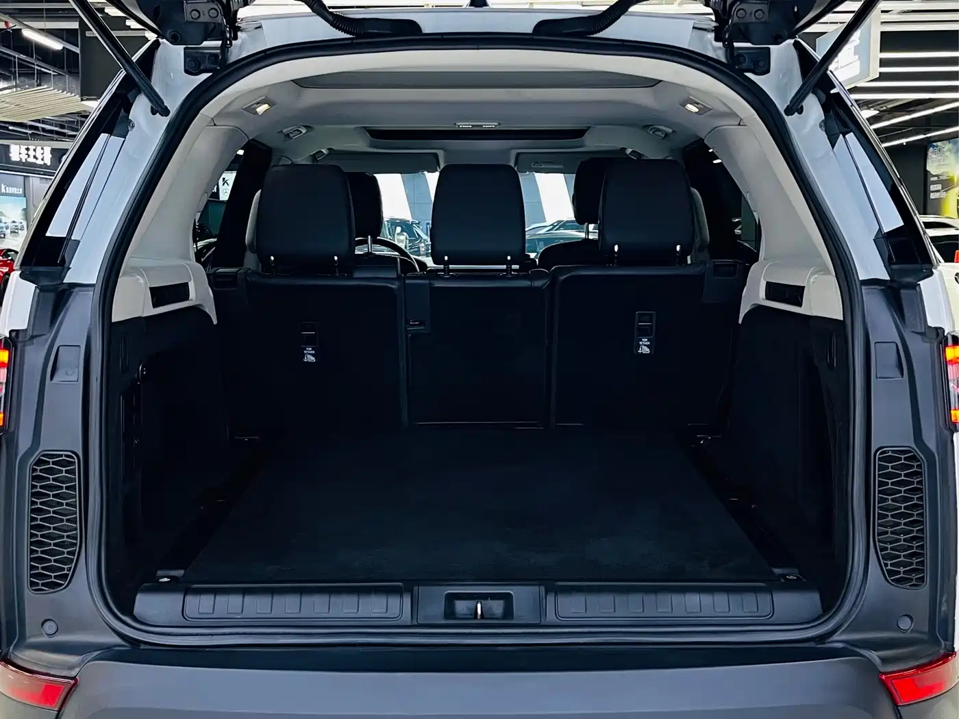 Land Rover Discovery 2017 3.0 SC V6 SE фото 8