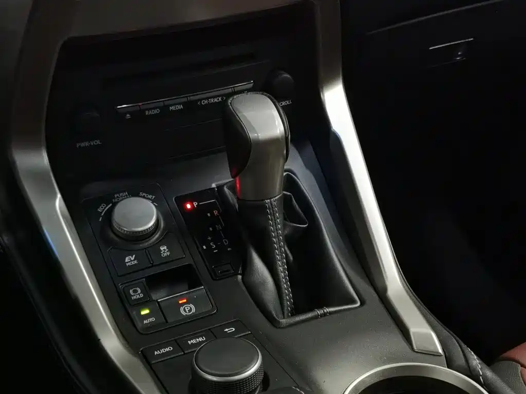 Lexus NX 2015 300h AWD F SPORT фото 13
