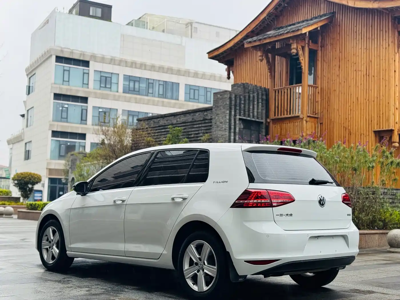 Volkswagen Golf 2017 1.6L Auto Comfort Millionth Edition фото 6