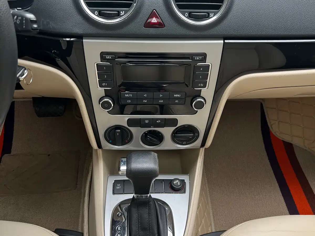 Volkswagen Lavida 2011 1.6L Automatic Pinya Edition фото 13