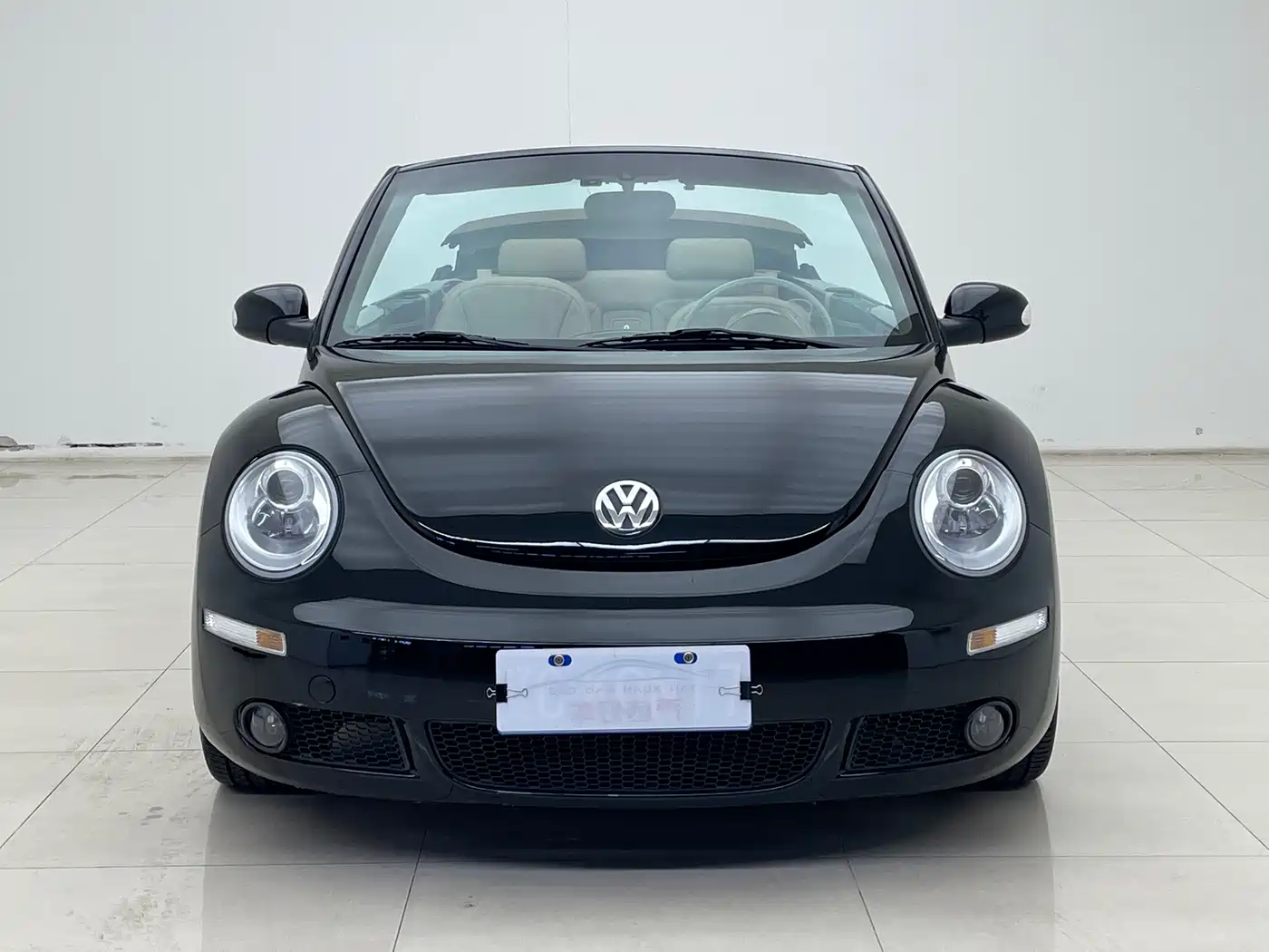 Volkswagen Beetle 2006 Model 2.0 Convertible Luxury Edition фото 5