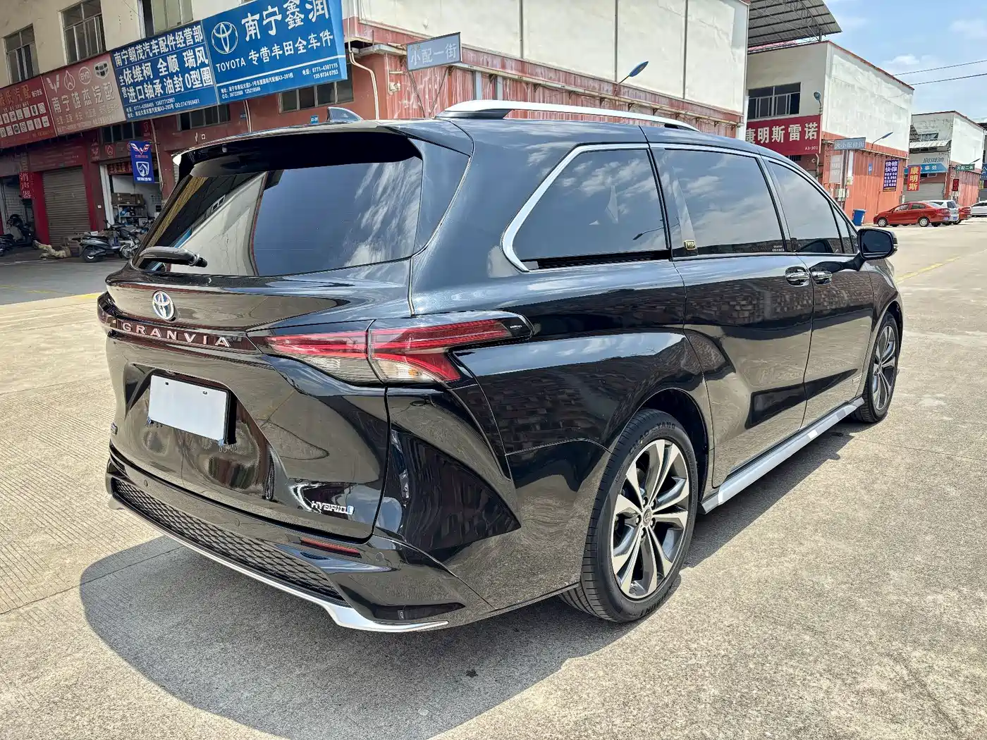 Toyota Granvia 2023 2.5L Hybrid Flagship VIP Edition фото 4
