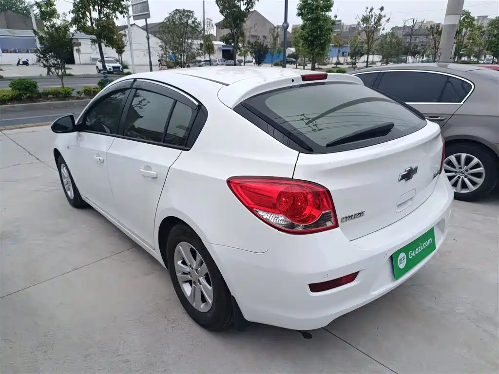 Chevrolet Cruze 2015 Hatchback 1.6L Manual Comfort фото 5