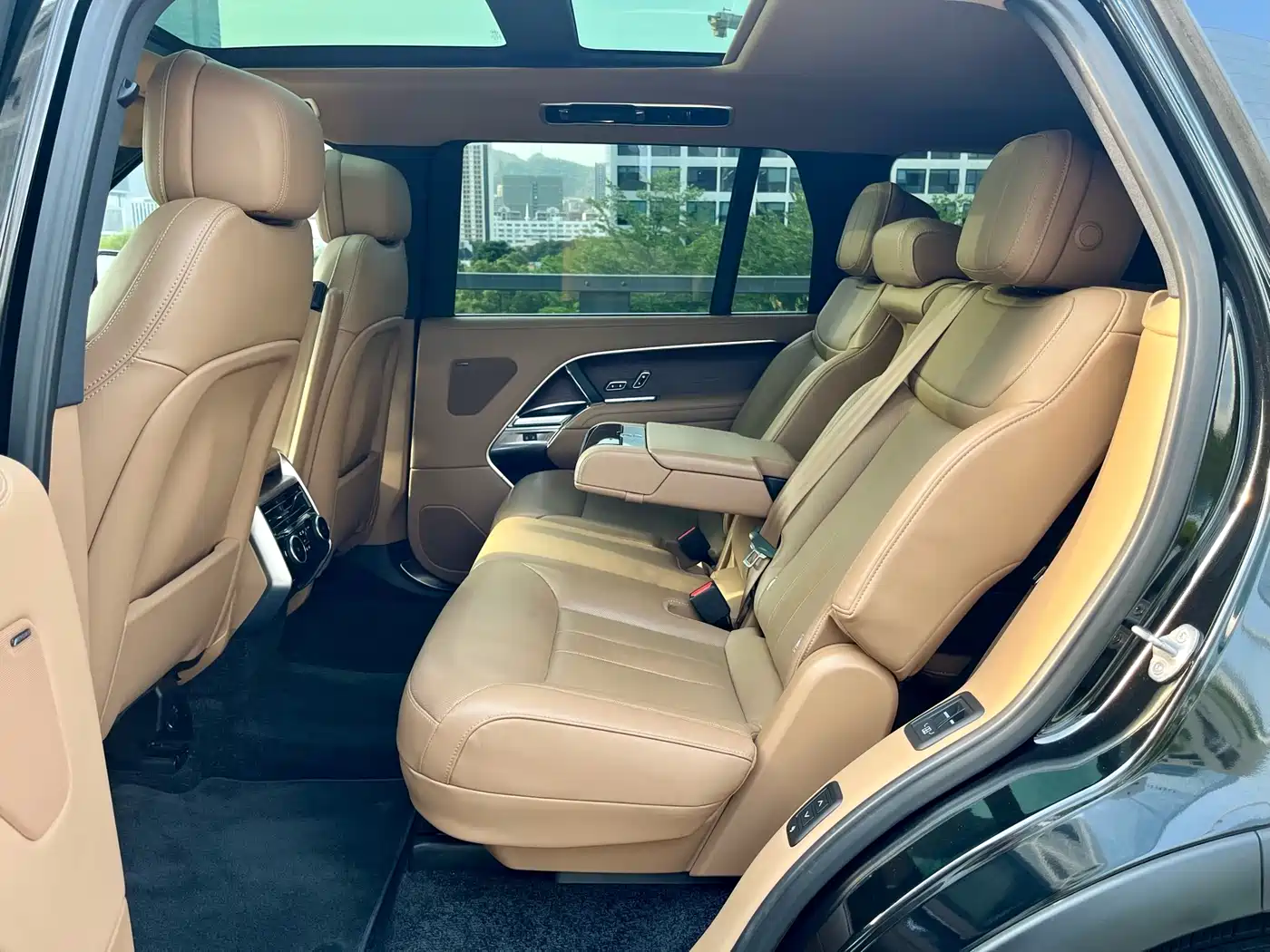 Land Rover Range Rover 2023 3.0 L6 400PS Golden Age 7-Seater Long Wheelbase фото 8