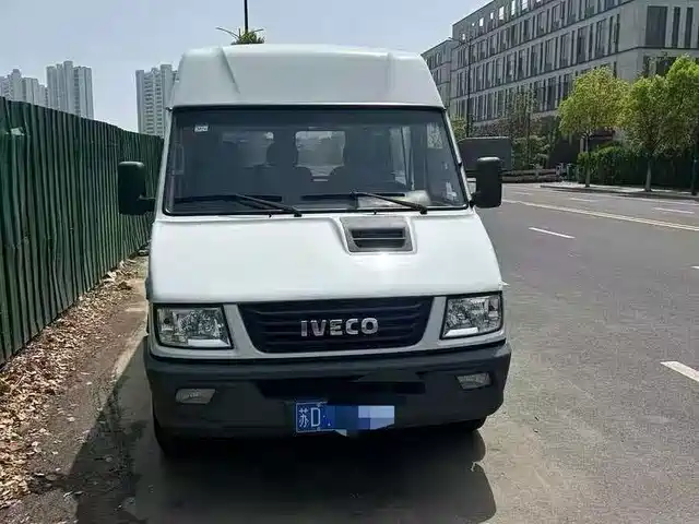 Iveco Daily 2020 Model 2.5T A35 Bus Single-Tire Low Roof 5-9 Seats China V
