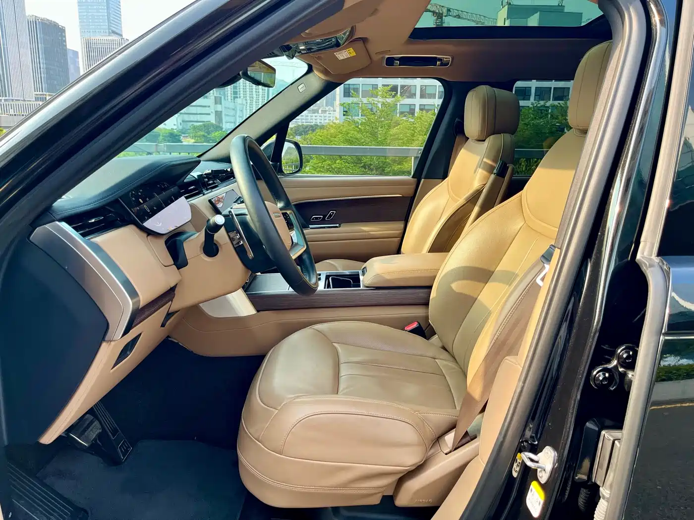 Land Rover Range Rover 2023 3.0 L6 400PS Golden Age 7-Seater Long Wheelbase фото 7