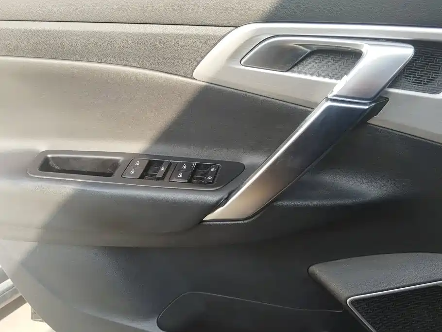 Фото 7 - Geely Atlas