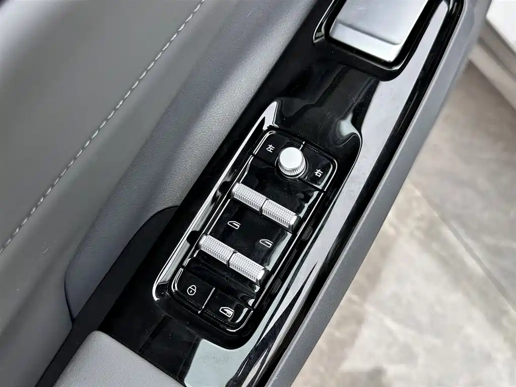 Geely Galaxy Galaxy L7 2025 EM-i 115km Explorer Edition фото 17