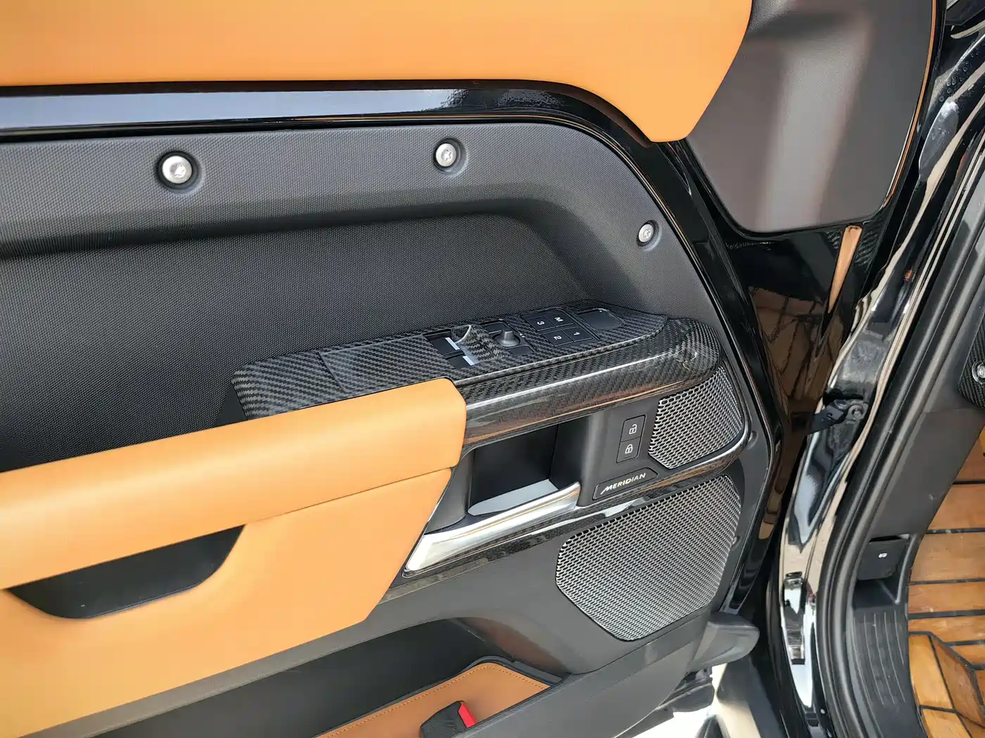 Land Rover Defender 2023 Model 90 2.0T P300 SE фото 17