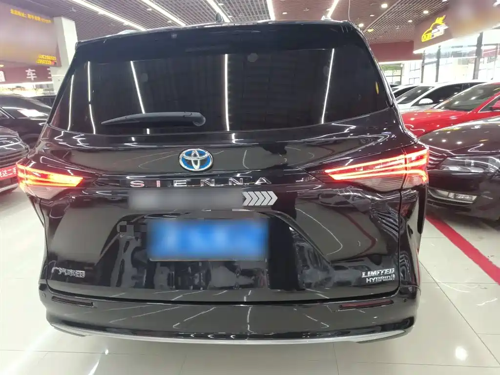 Toyota Sienna 2023 2.5L Hybrid Premium Edition фото 6