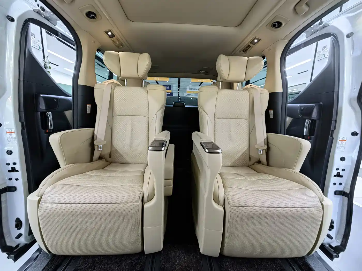 Toyota Alphard 2019 Hybrid 2.5L Luxury фото 15