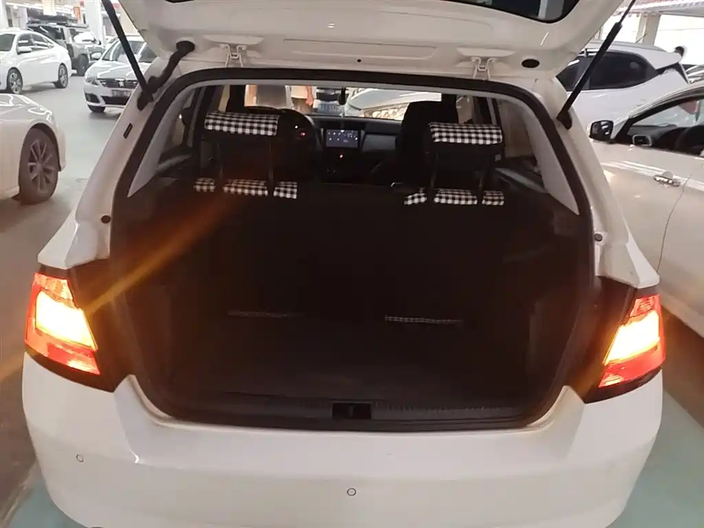 Škoda Fabia 2017 1.4L Auto Car Enjoy Edition фото 19