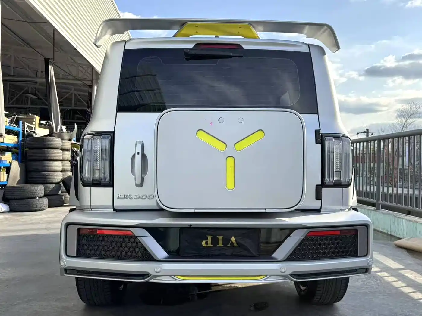 TANK CO CREATION TANK 300