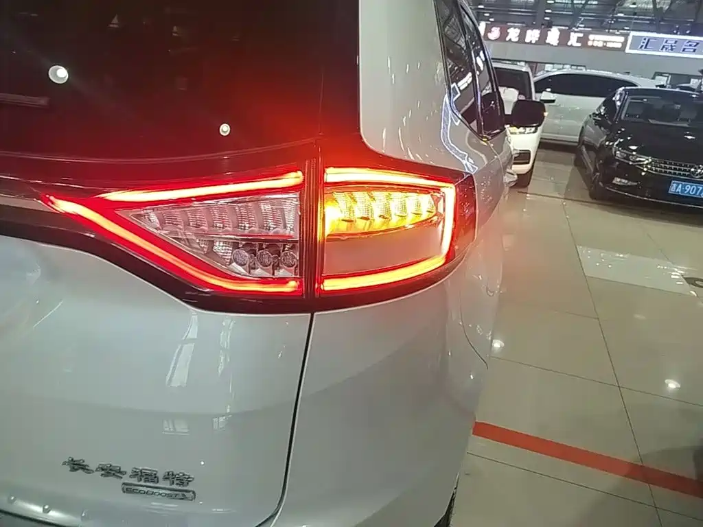 Фото 19 - Ford Edge
