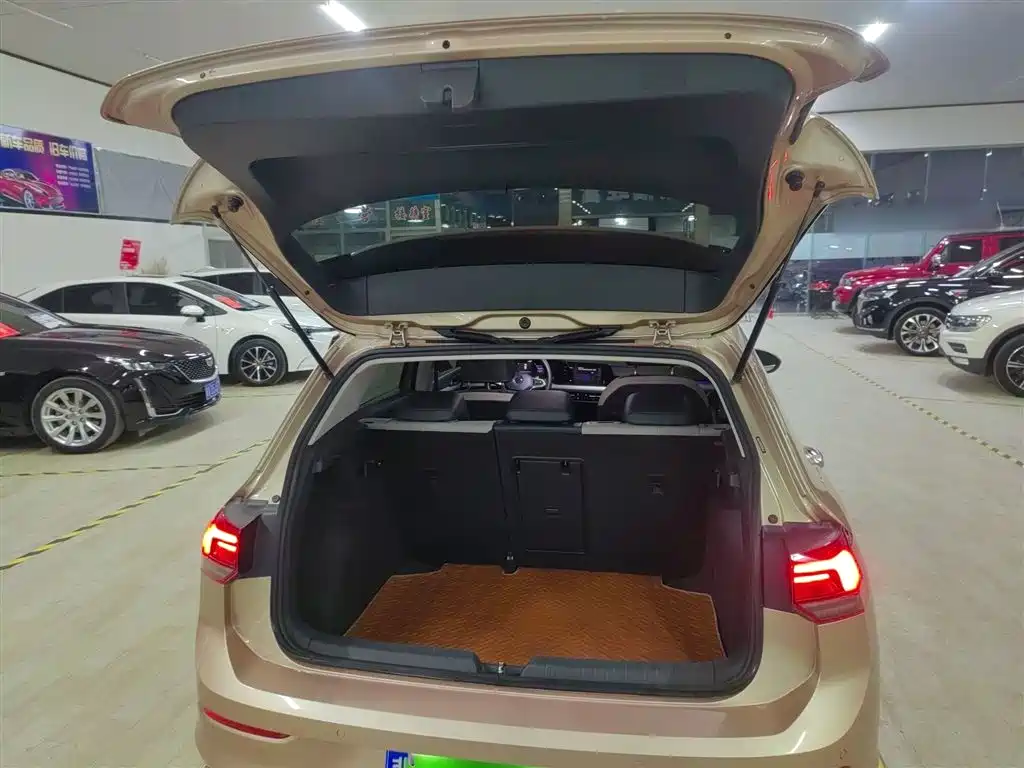 VOLKSWAGEN GOLF