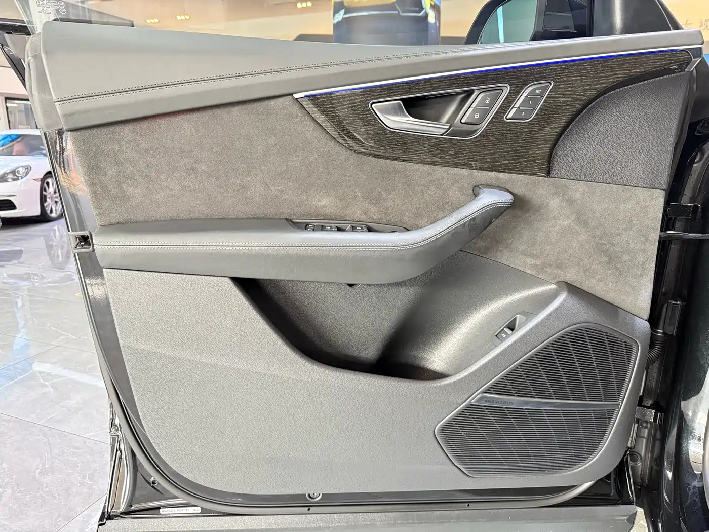 Audi Q8 2022 55 TFSI Exclusive Dynamic фото 14
