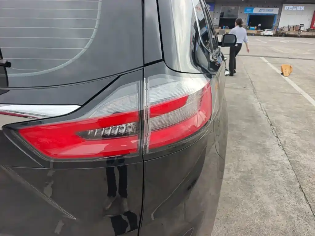 Ford Edge 2022 2021 PLUS EcoBoost 245 FWD Platinum Sharp 5-seater