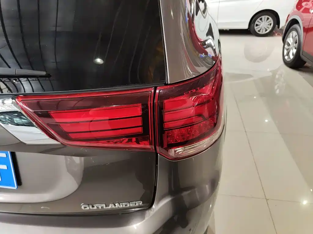 Photo 24 - Mitsubishi Outlander
