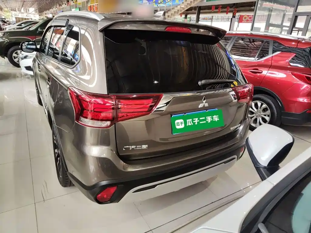 Photo 4 - Mitsubishi Outlander