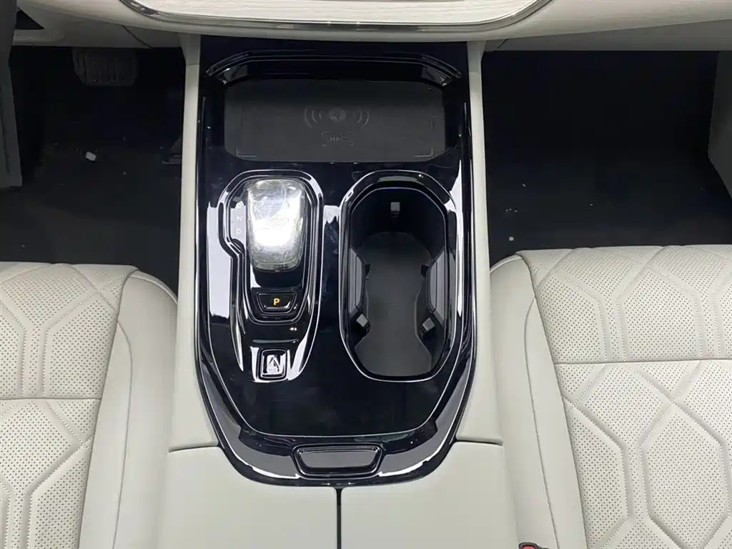 Volvo EM90 2026 2025 Ultra Six-Seater