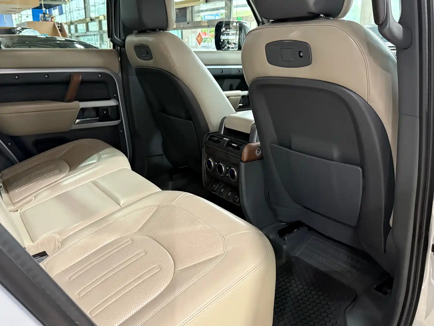Land Rover Defender 2021 110 P400 Dark Special Edition фото 11