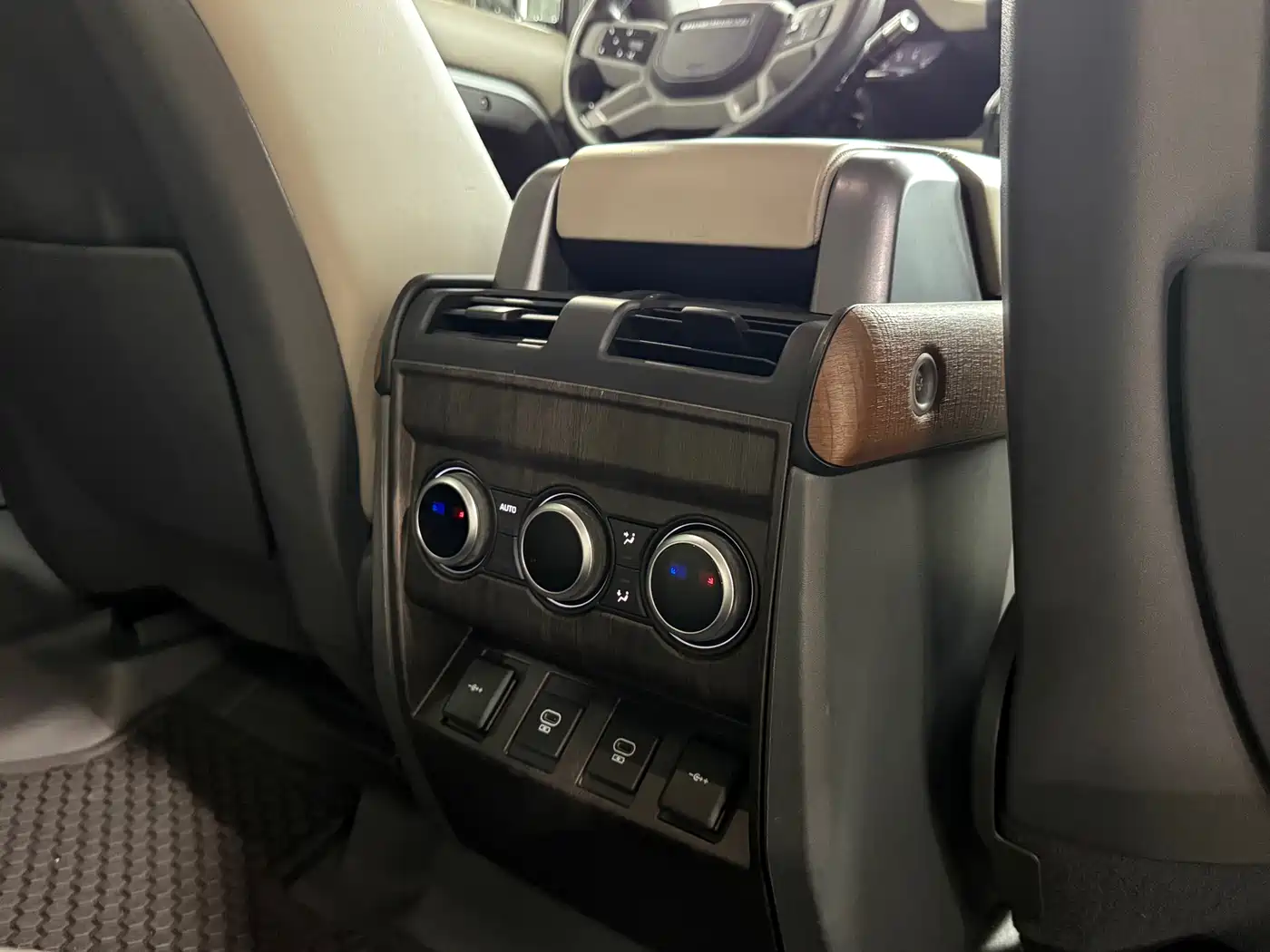 Land Rover Defender 2021 110 P400 Dark Special Edition фото 19