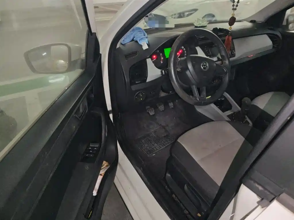 Škoda Fabia 2015 1.4L Manual Advance Edition фото 14