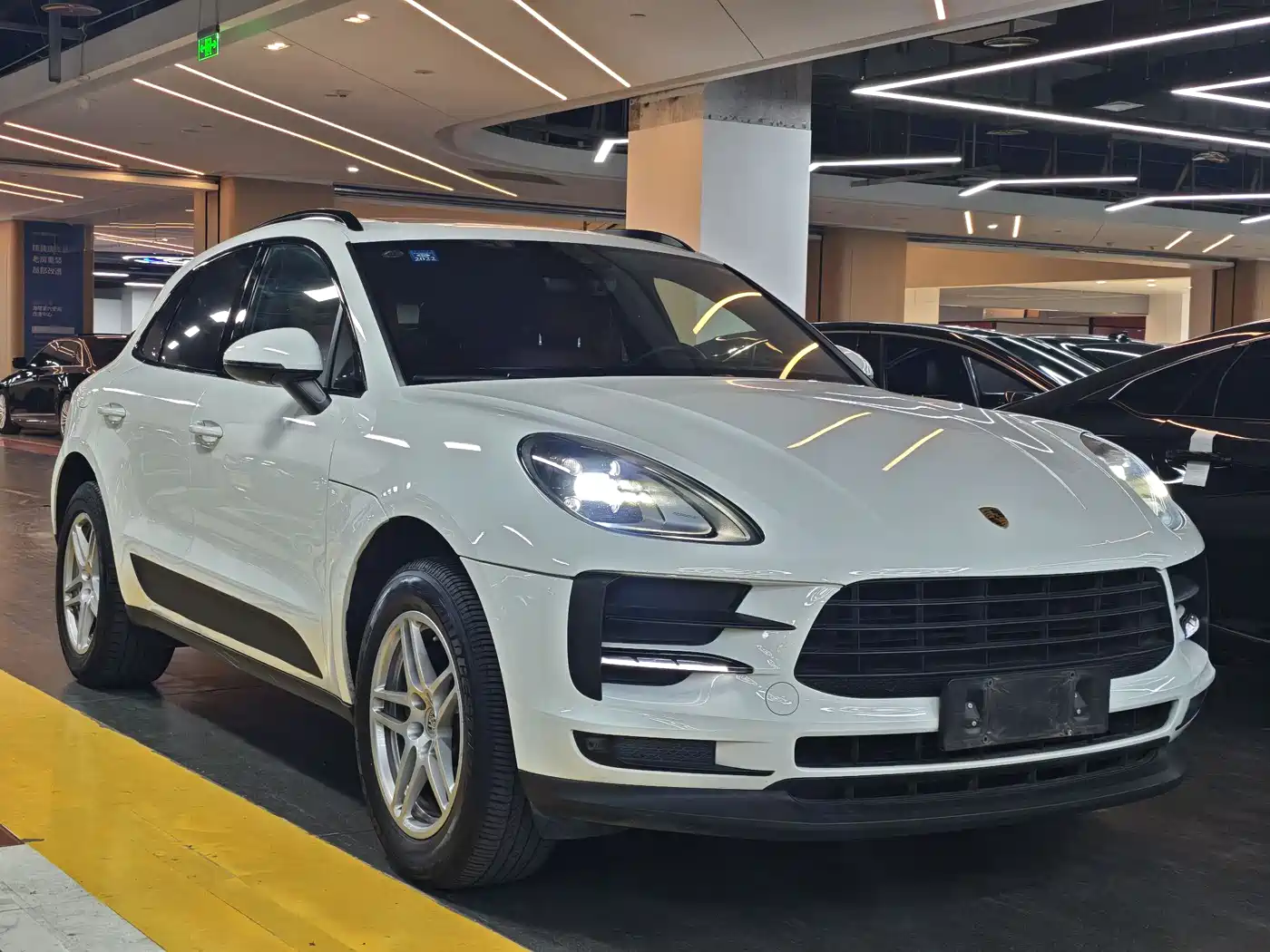 PORSCHE MACAN