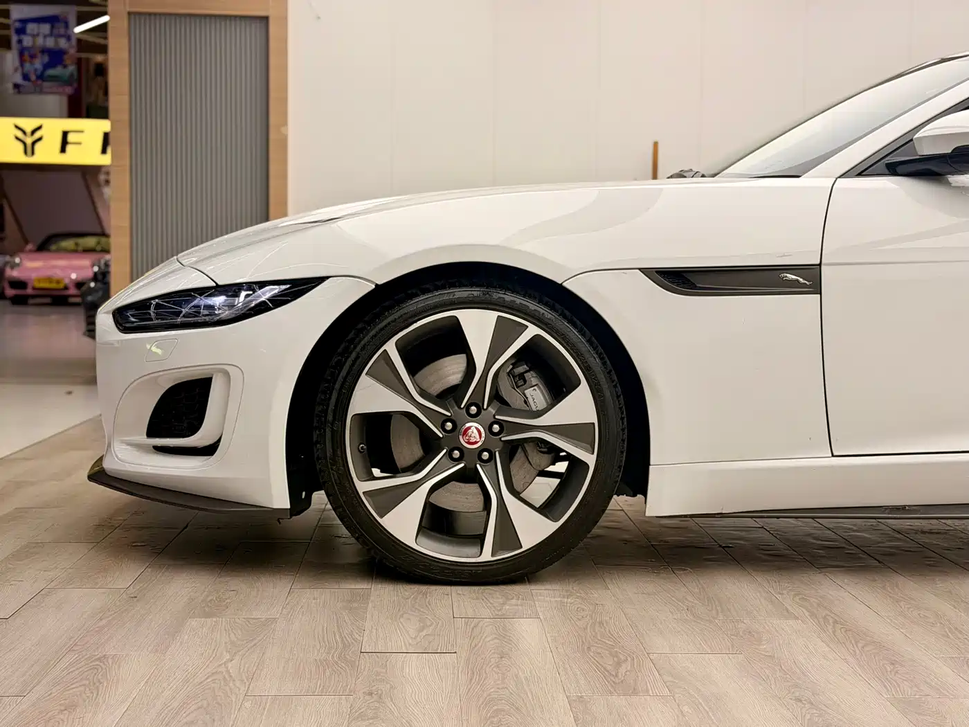 Jaguar F-TYPE 2022 P300 Hardtop R-DYNAMIC BLACK фото 10