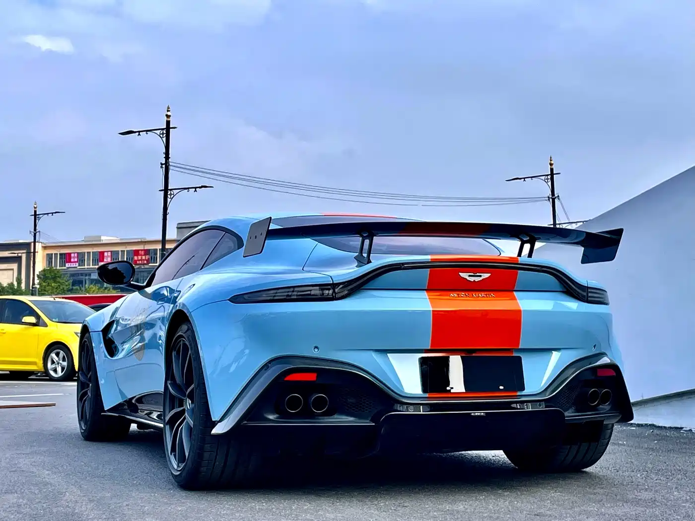 ASTON MARTIN V8 VANTAGE