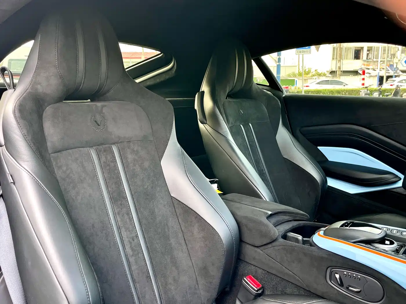 ASTON MARTIN V8 VANTAGE