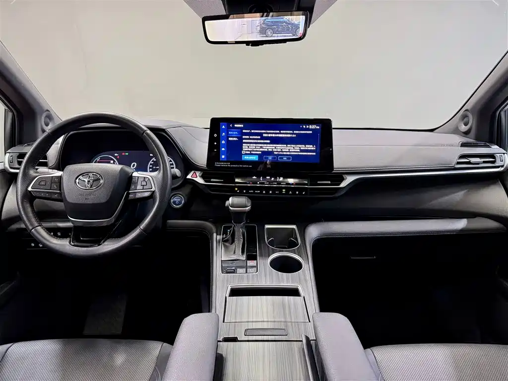 Toyota Sienna 2023 2.5L Hybrid Platinum Edition фото 13