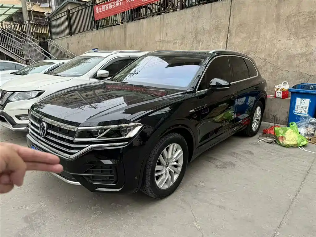 VOLKSWAGEN TOUAREG