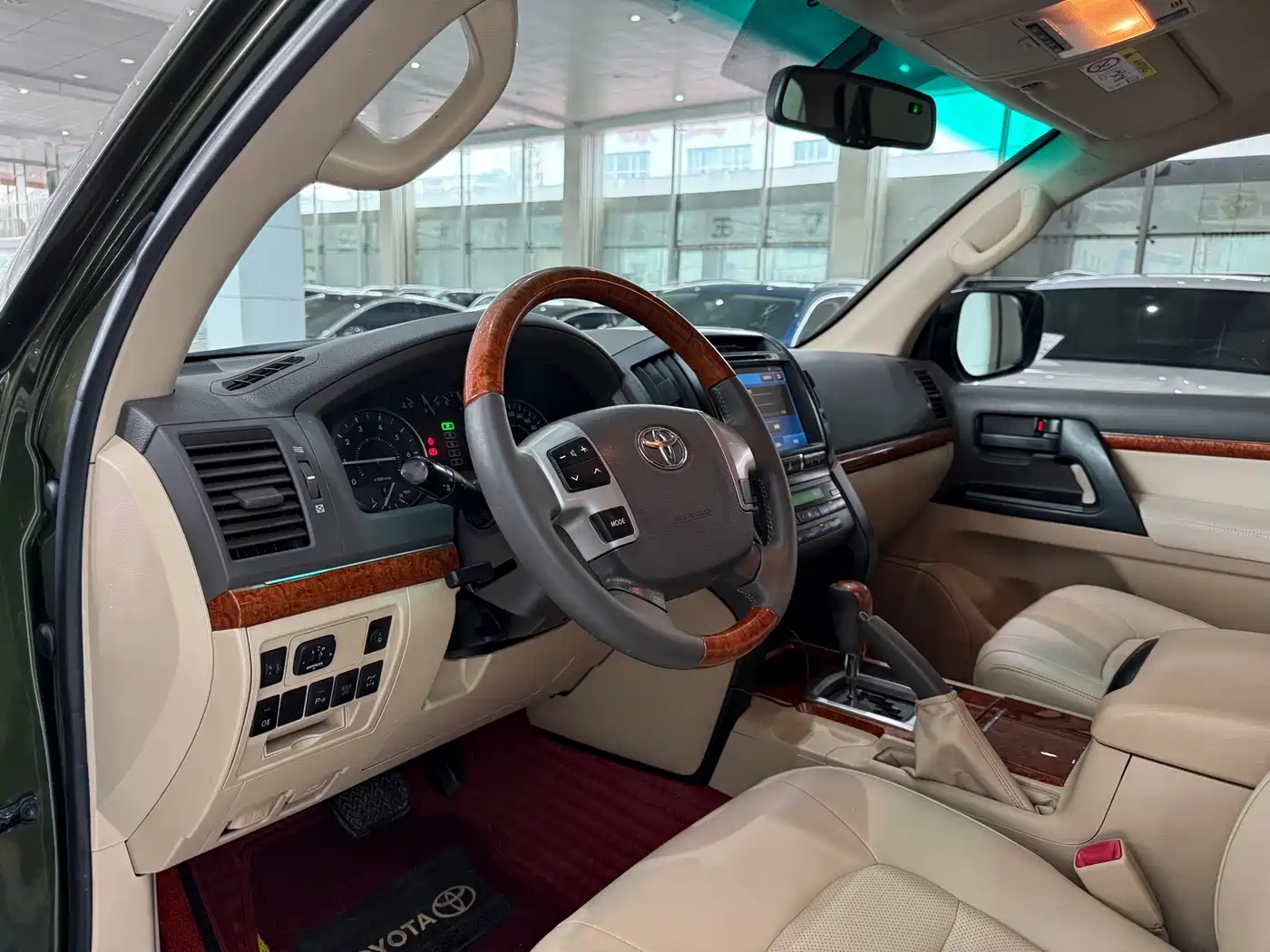 Toyota Land Cruiser (Import) 2015 4.0L V6 Middle East Limited Edition фото 5