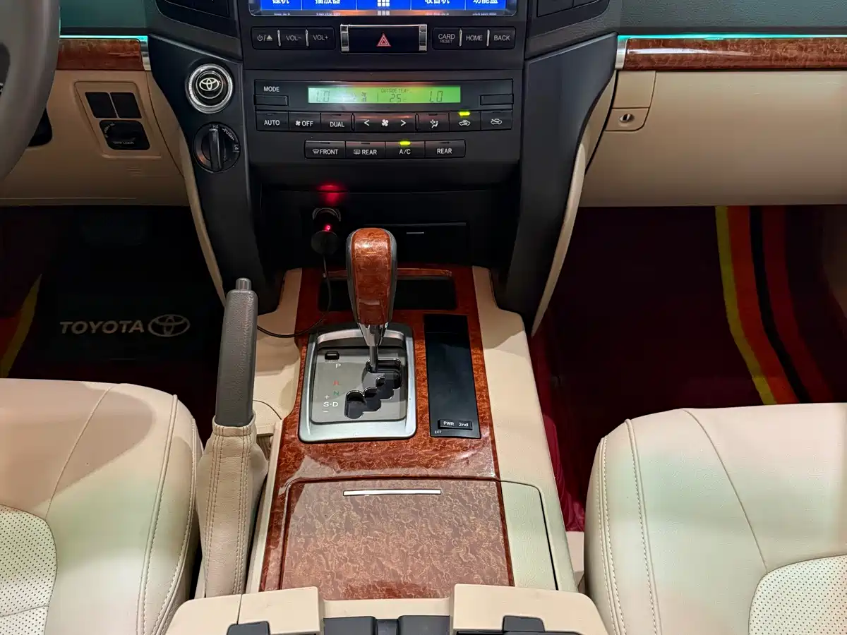 Toyota Land Cruiser (Import) 2015 4.0L V6 Middle East Limited Edition фото 15