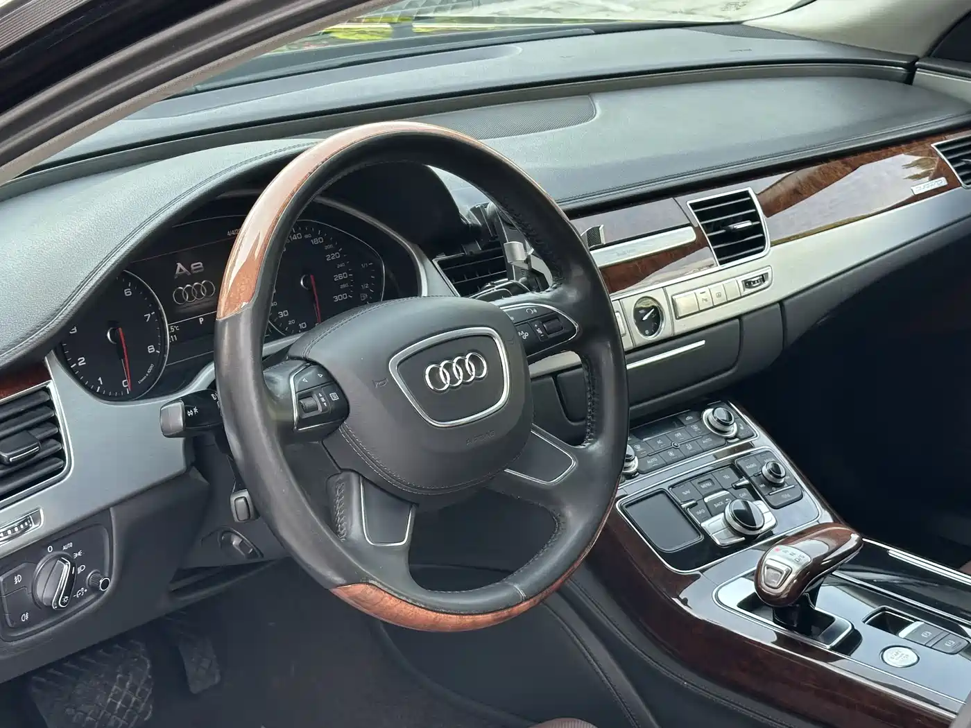 Audi A8 2011 A8L 3.0 TFSI quattro Luxury (213kW) фото 14