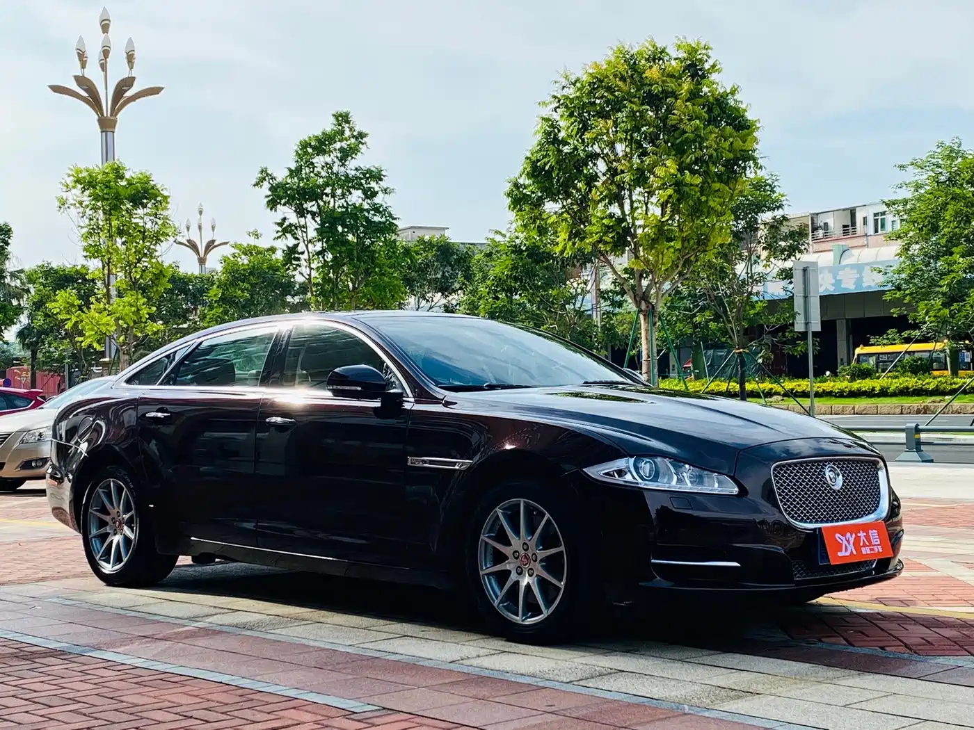 Photo 3 - Jaguar XJ