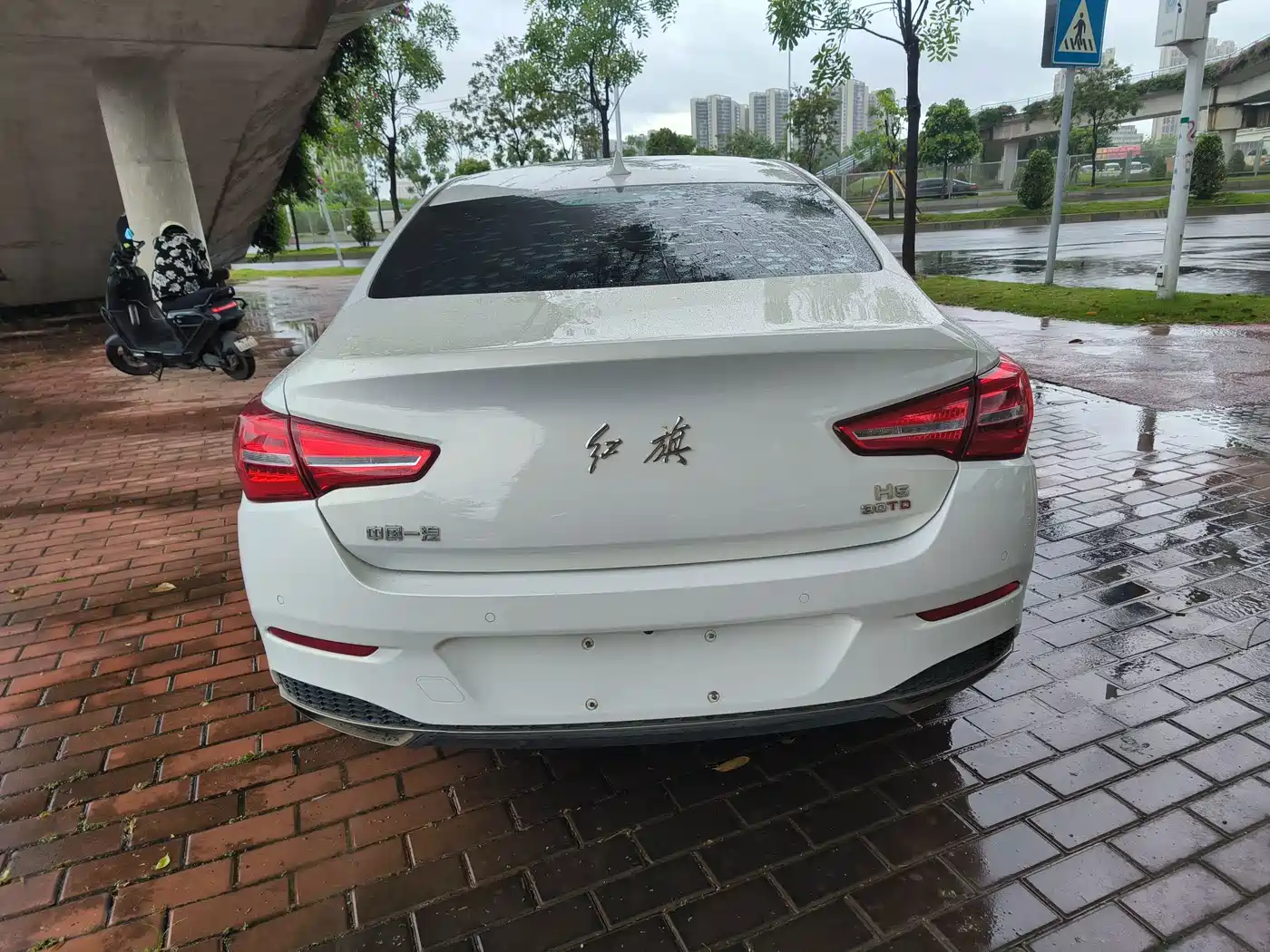 Фото 12 - Hongqi H5