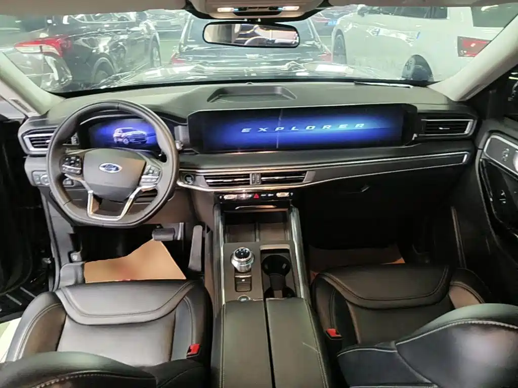 Фото 10 - Ford Explorer