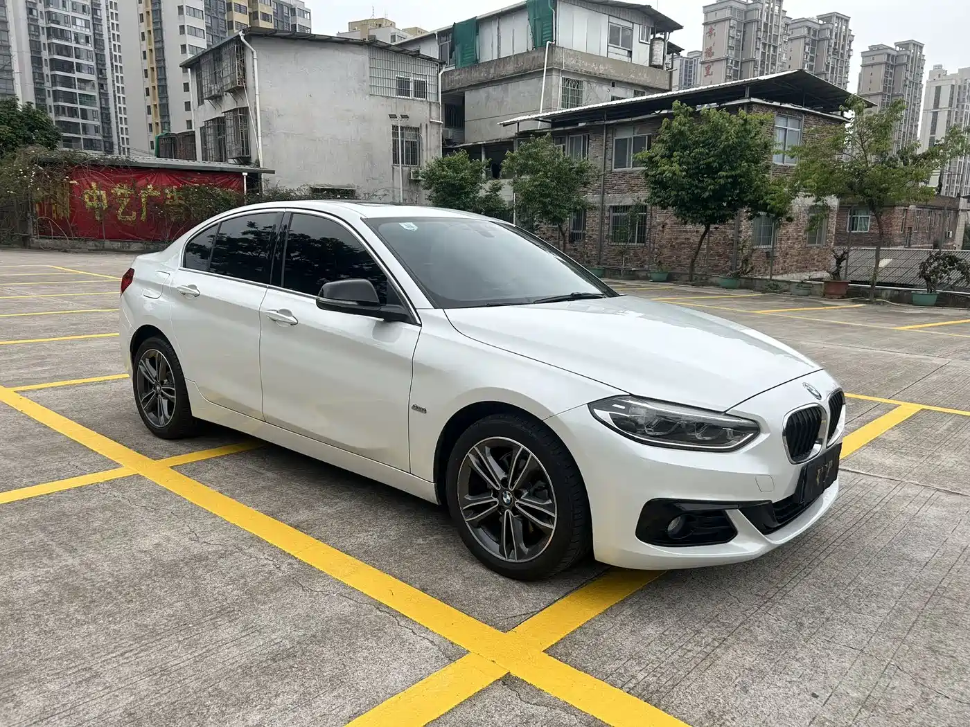 BMW 1 Series 2018 118i Sport Edition фото 3