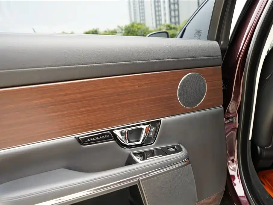JAGUAR XJ