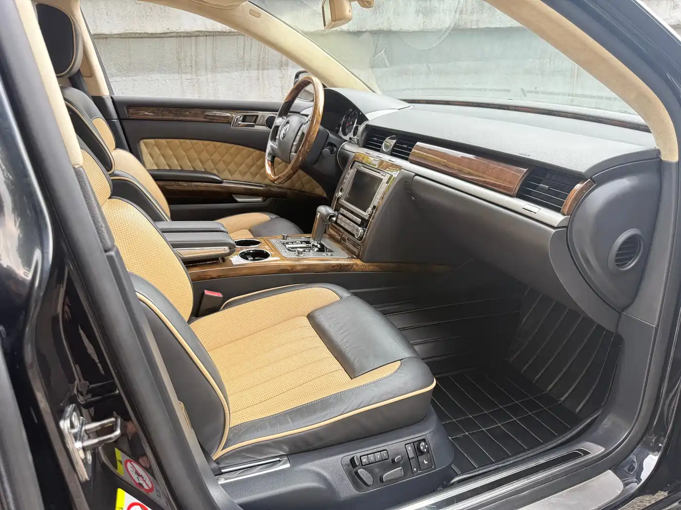 Volkswagen Phaeton 2011 3.6L V6 4-seat Long Wheelbase Individual фото 18